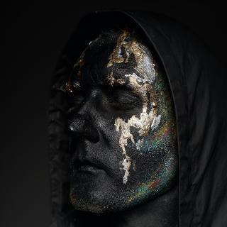 Photo by Ivan Siarbolin from Pexels: www.pexels.com/photo/black-and-gold-face-paint-3695801/